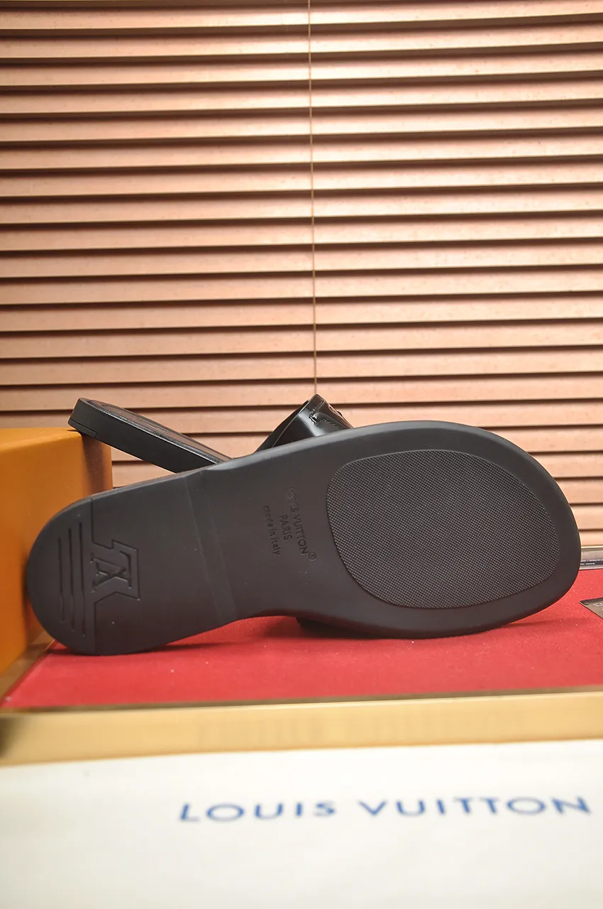 Men's shoes 💰360💶 [Louis Vuitton LV slippers] (high-end cowhide) counter 1:1 fashion style, a must-have for summer! The designer used LV’s iconic outsole. The original simple slippers instantly become fashionable! The upper is made of flexible special cowhide leather straps alternately, and the workmanship is exquisite! A must-have for stylish men in summer, size 38-46 (45 46 customized)